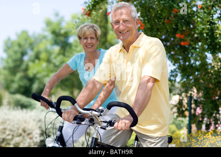 I ciclisti. Sorridente giovane godendo di un giro in bicicletta nelle campagne. Foto Stock