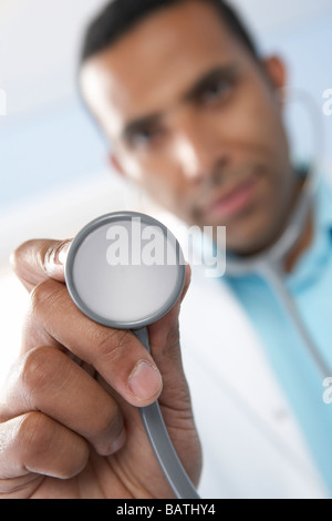 Medico utilizzando uno stetoscopio.paziente eye-vista di un medico posizionando il diaframma di uno stetoscopio su una superficie del corpo Foto Stock