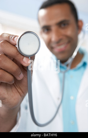 Medico utilizzando uno stetoscopio.paziente eye-vista di un medico posizionando il diaframma di uno stetoscopio su una superficie del corpo Foto Stock