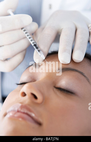 Trattamento Botox. Paziente avente botox iniettato nel suo volto. Botox è un eurotoxin usati per scopi cosmetici. Foto Stock