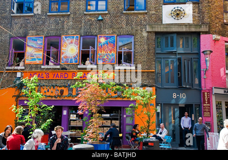 Persone a Neal's Yard in Covent Garden Londra Inghilterra REGNO UNITO Foto Stock