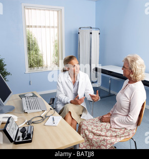 Consultazione medica.medico di medicina generale con il suo paziente anziano. Foto Stock