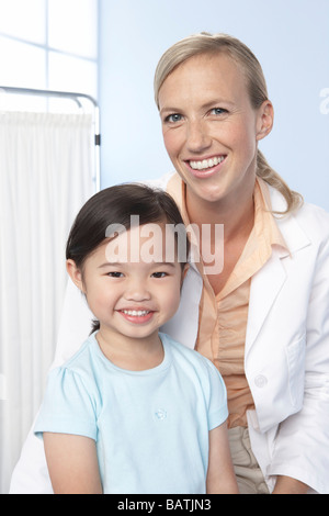 Il medico e il bambino. Ella è di cinque anni. Foto Stock