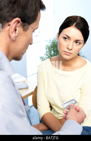 Consultazione medica. Medico dando una consulenza medica di un paziente. Foto Stock