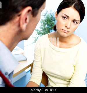 Consultazione medica. Medico dando una consulenza medica di un paziente. Foto Stock