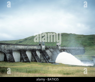 Diga idroelettrica. L'acqua che scorre fuori thebase di una diga a una centrale idroelettrica.La diga è situato su un trova. Foto Stock