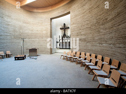 Interno della nuova Cappella della Riconciliazione vicino ex muro di Berlino in Bernauer Strasse Berlino Foto Stock