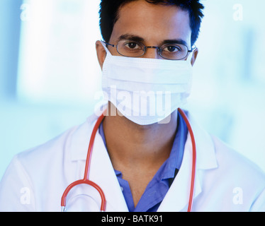 Medico che indossa una maschera facciale. Foto Stock