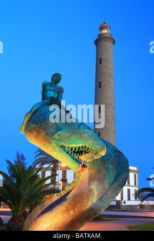 La fontana e la casa di luce (Faro) in serata a Maspalomas Gran Canaria Spagna Europa Foto Stock