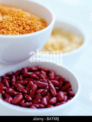 Un assortimento di fagioli e legumi, compresi i fagioli borlotti (centro inferiore) e lenticchie (in alto a sinistra). Foto Stock