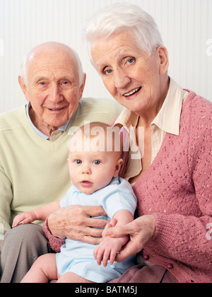 Nonni holding nipote per neonati Foto Stock