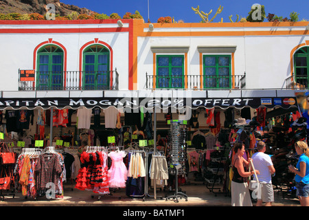 Tourtists, case, canal e bougainvillaea in Puerto de Mogan Gran Canaria Spagna Europa Foto Stock