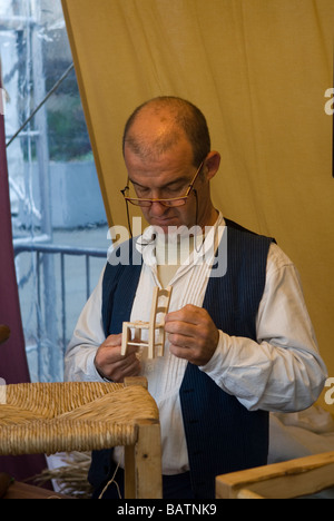 Artigiano la realizzazione di una sedia in una fase di stallo in spagnolo festival in Manchester REGNO UNITO Foto Stock