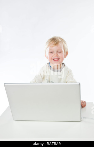 Il toddler boy riprodotto sul computer portatile Foto Stock