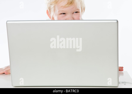 Il toddler boy riprodotto sul computer portatile Foto Stock
