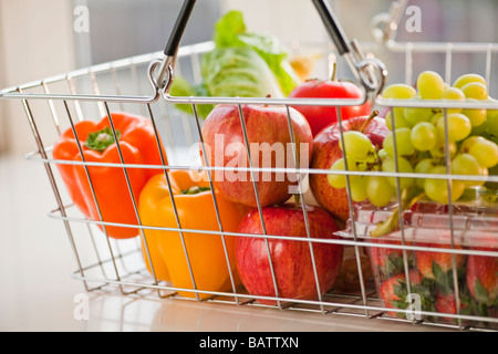 Sacchetto di carta con ripieno di verdure e frutta Foto Stock