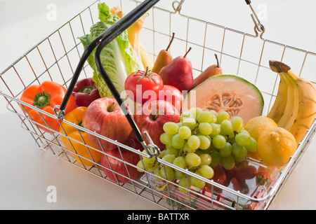 Sacchetto di carta con ripieno di verdure e frutta Foto Stock