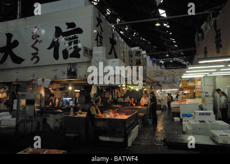 I lavoratori nel mercato del pesce Tsukiji Tokyo Giappone vendono pesce fresco Foto Stock