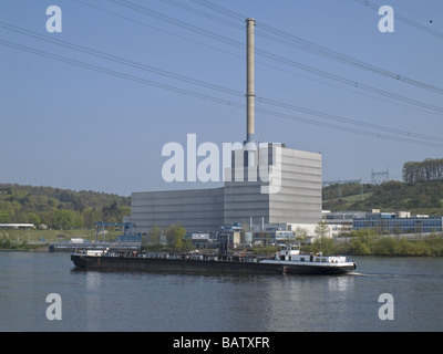 Chiatta cisterna 'Schildhorn' navigare sul fiume Elba passando la centrale nucleare Kruemmel, Geesthacht, Germania. Foto Stock