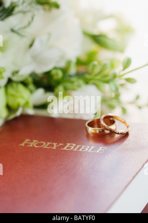 Due anelli di nozze sulla Bibbia, studio shot Foto Stock