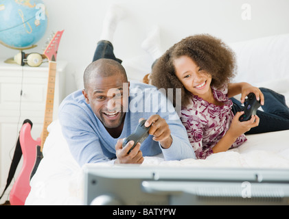 African padre e figlia la riproduzione di video gioco Foto Stock