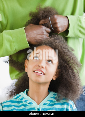 African padre figlia di acconciatura dei capelli Foto Stock