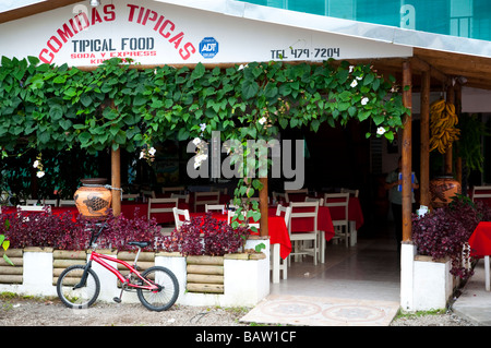 Scena di strada e un ristorante nel villaggio di fortuna, Costa Rica, America Centrale Foto Stock