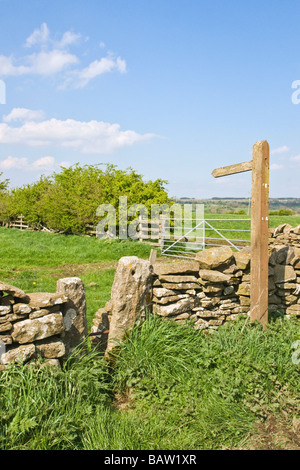 Sentiero segno e spremere stile in un secco muro di pietra. Foto Stock