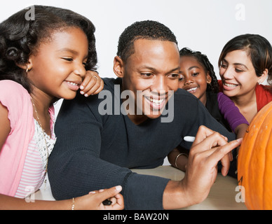 Famiglia decorare la zucca Foto Stock