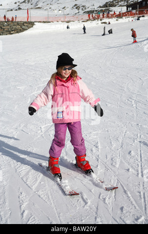 Bambino imparare a sciare a Remarkables Ski Area Queenstown Isola del Sud della Nuova Zelanda Foto Stock