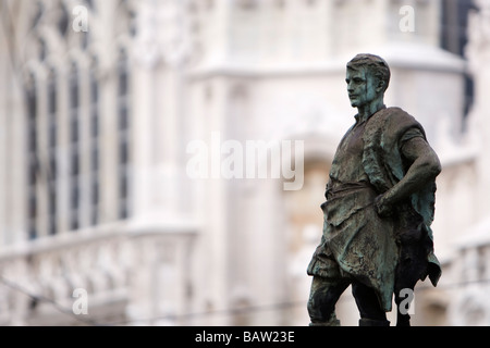 Statue in bronzo di commercianti intorno a Place du Petit Sablon - Bruxelles, Belgio Foto Stock