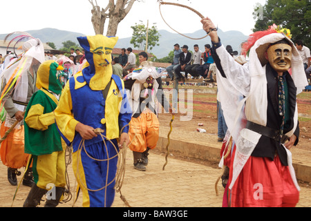 Danze locali dress up in costume in un festival in Bolivia Apolo Foto Stock