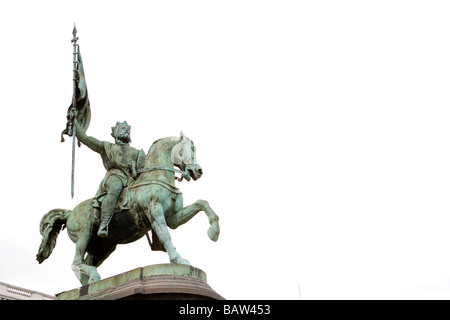 Una statua di Godefroid de Bouillon al di fuori di Saint Jacques sur Coudenberg Chiesa - Bruxelles, Belgio Foto Stock