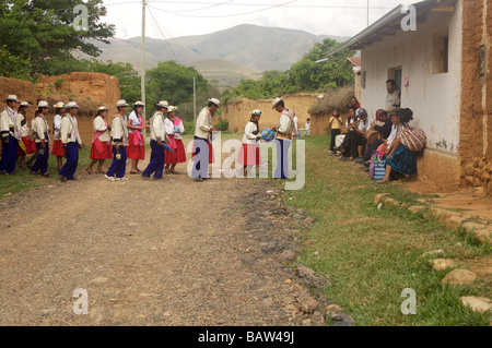 La gente del luogo eseguire una danza della pioggia in un festival in Bolivia Apolo Foto Stock