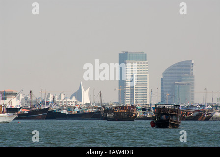 Dhow di fronte lo skyline di Dubai e Torrente di Dubai, Emirati arabi uniti Foto Stock