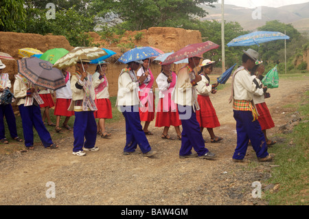 La gente del luogo eseguire una danza della pioggia in un festival in Bolivia Apolo Foto Stock