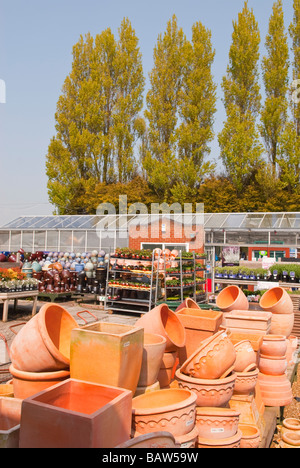 Vasi da fiori per la vendita in un Regno Unito centro giardino anche la vendita di piante e prodotti da giardinaggio Foto Stock