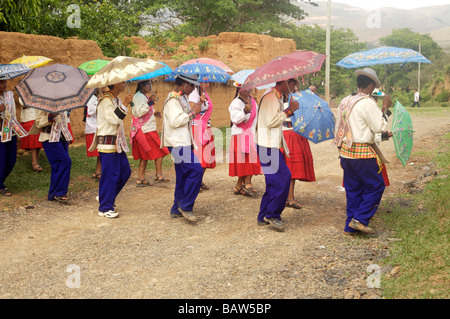 La gente del luogo eseguire una danza della pioggia in un festival in Bolivia Apolo Foto Stock