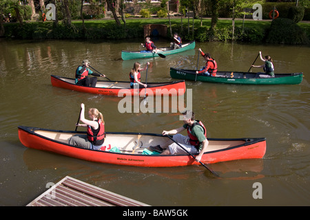 Formazione formatori canoeist canadese canoa canoa fiume medway kent england Regno Unito Europa Foto Stock