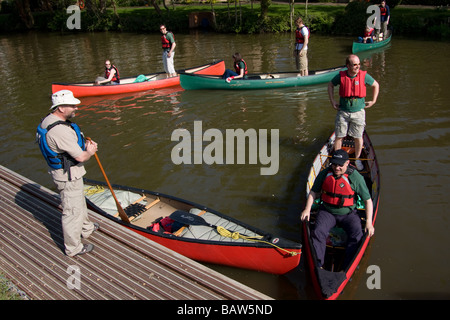 Formazione formatori canoeist canadese canoa canoa fiume medway kent england Regno Unito Europa Foto Stock