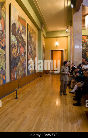 Palacio de Bellas Artes di Città del Messico. Docente o un insegnante che mostra gli studenti dipinto di Diego Rivera nel museo d'arte. Foto Stock