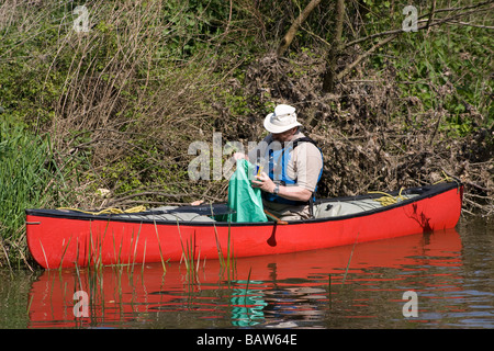 Cucciolata pick canoeist canadese canoa canoa fiume medway kent england Regno Unito Europa Foto Stock