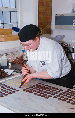 Pietra vicino a Aylesbury , il pod di cacao , Rumsey il cioccolato artigianale shop e sala da tè ,chocolatier rende i pulsanti di cioccolato Foto Stock