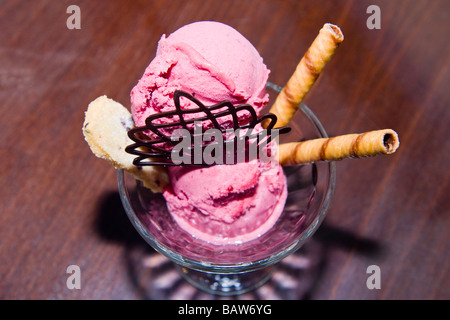 Pietra vicino a Aylesbury il cacao Rumsey Pod di cioccolatini fatti a mano shop e sala da tè rosa blackberry gelato Gelato al cioccolato biscotti della ventola Foto Stock