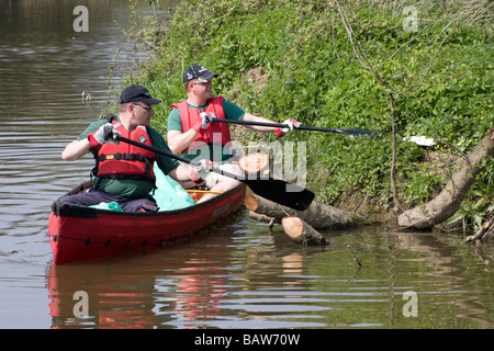 Formazione formatori canoeist canadese canoa canoa fiume medway kent england Regno Unito Europa Foto Stock