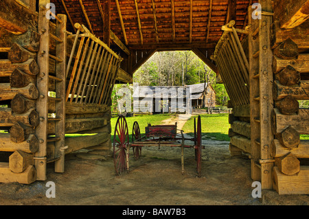 Vecchio Buggy all'interno di un fienile al Tipton posto in Cades Cove nel Parco Nazionale di Great Smoky Mountains Tennessee Foto Stock