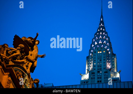 Statua di Mercurio al Grand Central Terminal di New York City con il Chrysler Building in background Foto Stock