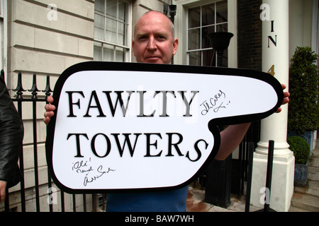 Una ventola contiene un 'Fawlty Towers' firmare firmato da Andrew Sachs e John Cleese al lancio di un nuovo Fawlty Towers programma. Foto Stock