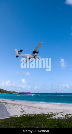 Luce di " commuters " aereo aereo decolla da St Barts airport Foto Stock