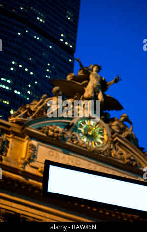 Statua di Mecury presso la Grand Central Station di New York City con un cartello stradale tranciati per copyspace Foto Stock